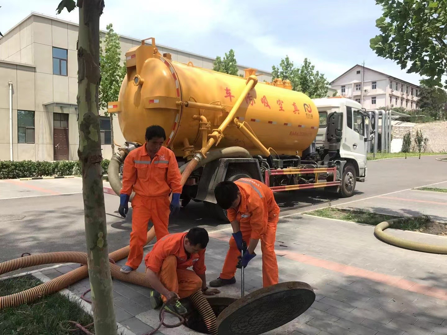 长征镇化粪池清理与5-8吨吸粪车施工效率分析